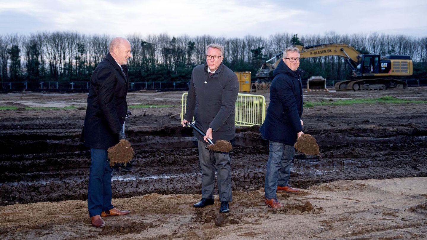 Es war der symbolische erste Spatenstich für den Bau einer ukrainischen Rüstungsfabrik auf dänischem Boden. Foto: Bo Amstrup/Rit