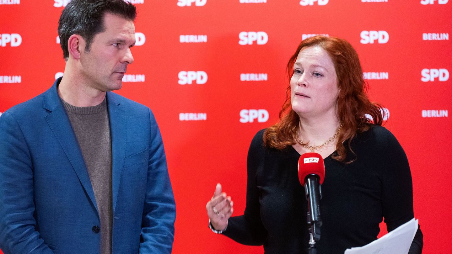 Steffen Krach und Bettina König sprechen bei einer Pressekonferenz zur Nominierung für den Landesvorsitz der SPD Berlin. Foto: C