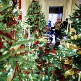 Im großen Foyer des Weißen Hauses spielt das hauseigene Orchester Weihnachtslieder