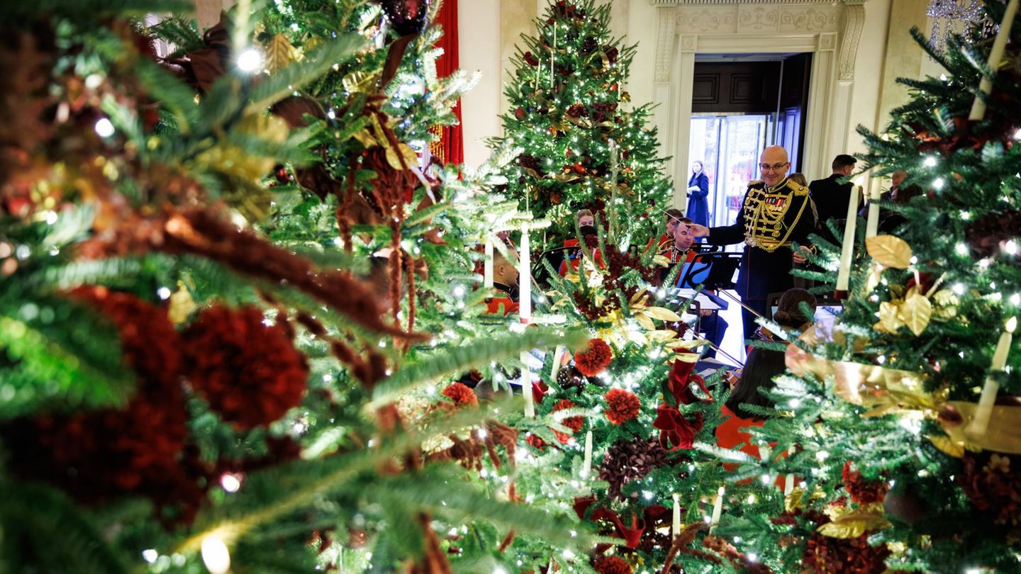 Im großen Foyer des Weißen Hauses spielt das hauseigene Orchester Weihnachtslieder