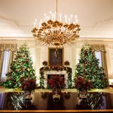 Auch der Staatsbankettsaal, der zweitgrößte Raum im Weißen Haus, ist weihnachtlich geschmückt