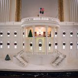 Ein Miniaturmodell des Weißen Hauses als Lebkuchenhaus