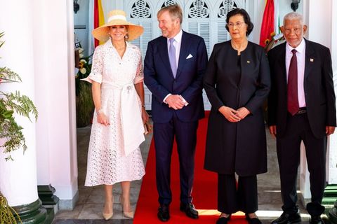 Máxima, Willem-Alexander, Jennifer Geerlings-Simons und Glenn Geerlings (v.l.) in Paramaribo.