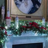 Im sogenannten grünen Raum thront auf dem Kaminsims zwischen Lichterketten und Tannenzweigen ein Dominoschloss