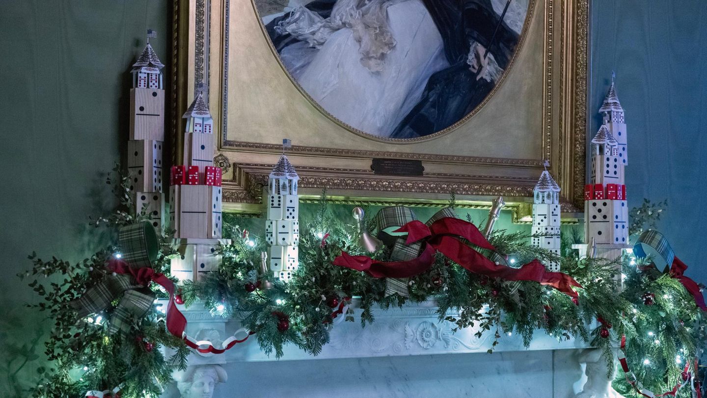Im sogenannten grünen Raum thront auf dem Kaminsims zwischen Lichterketten und Tannenzweigen ein Dominoschloss