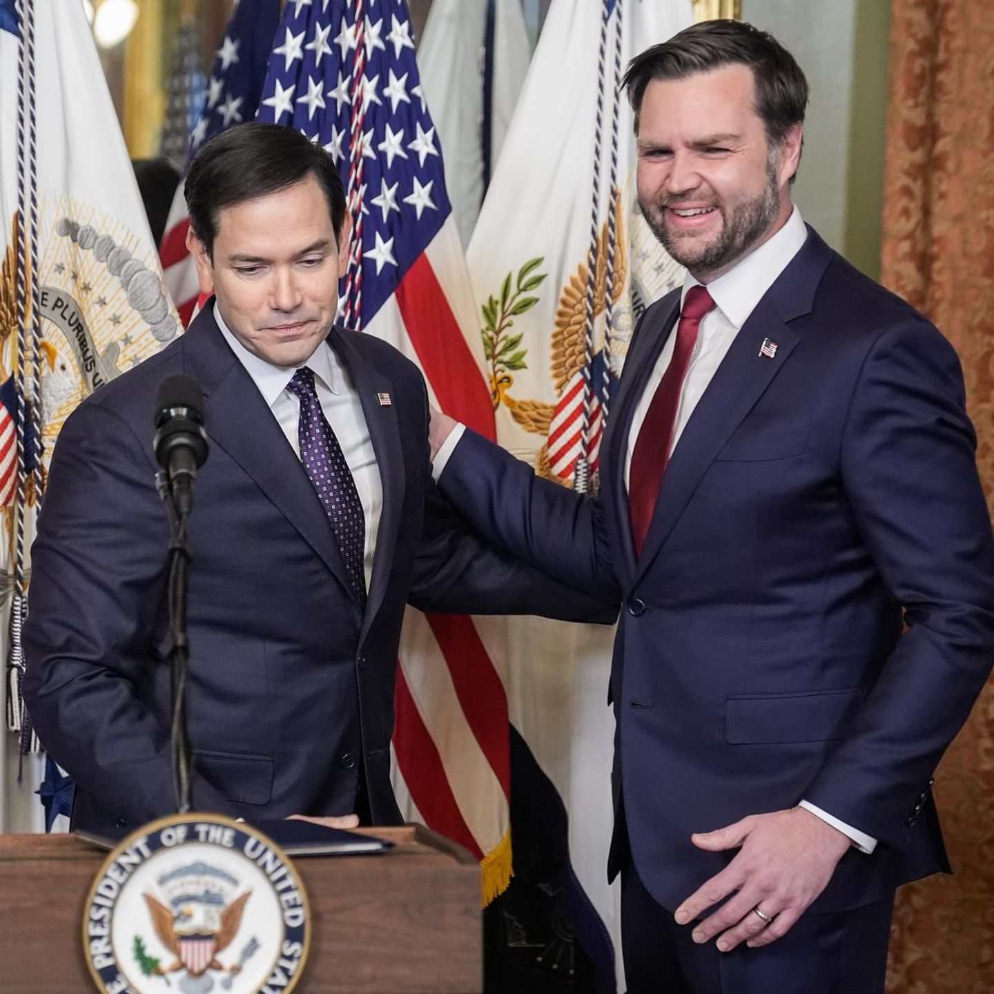Marco Rubio war der erste Minister, der in Trumps zweiter Amtszeit vom Senat bestätigt wurde. Vizepräsident JD Vance schwor ihn am 21. Januar 2025 im State Department ein