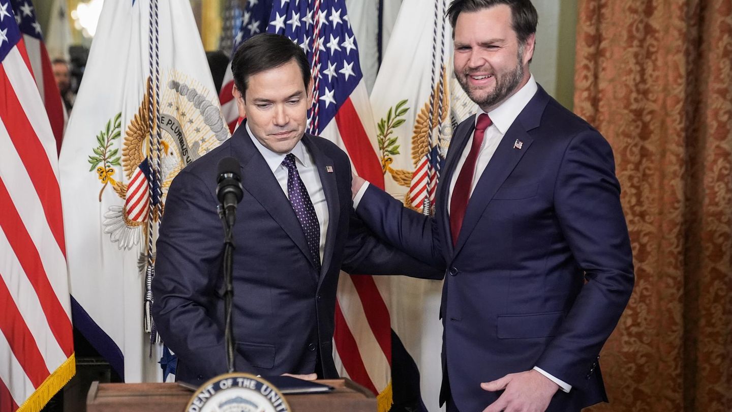 Marco Rubio war der erste Minister, der in Trumps zweiter Amtszeit vom Senat bestätigt wurde. Vizepräsident JD Vance schwor ihn am 21. Januar 2025 im State Department ein