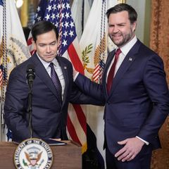 Marco Rubio war der erste Minister, der in Trumps zweiter Amtszeit vom Senat bestätigt wurde. Vizepräsident JD Vance schwor ihn am 21. Januar 2025 im State Department ein