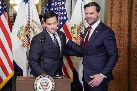 Marco Rubio war der erste Minister, der in Trumps zweiter Amtszeit vom Senat bestätigt wurde. Vizepräsident JD Vance schwor ihn am 21. Januar 2025 im State Department ein