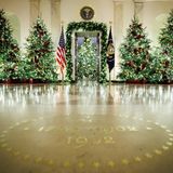 Festlich geschmückte Weihnachtsbäume säumen die Cross Hall im Weißen Haus