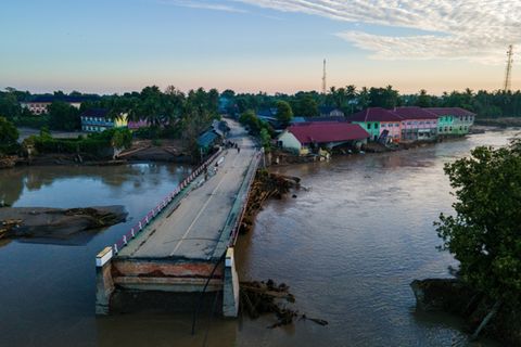 Zerstörte Brücke in der indonesischen Provinz Aceh
