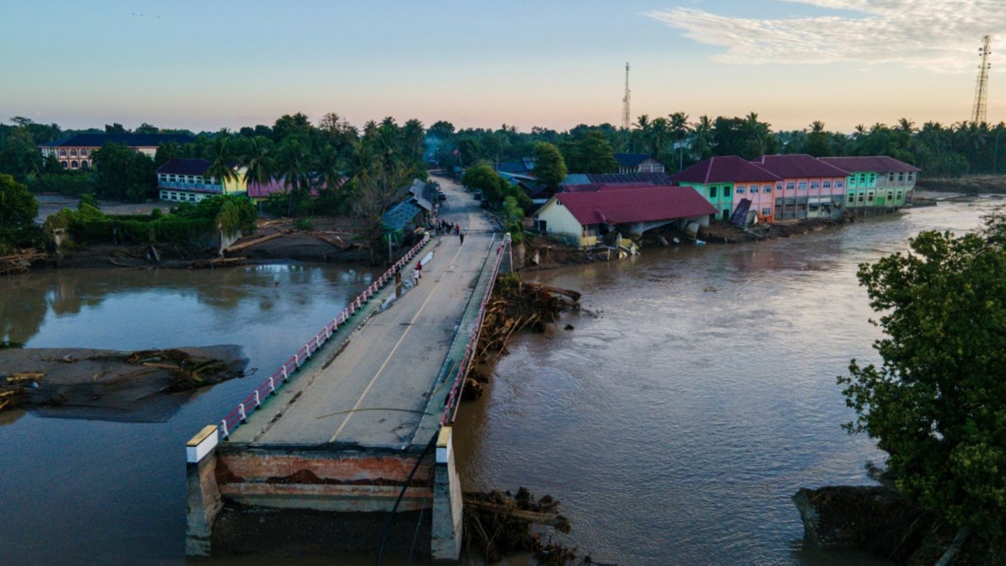 Zerstörte Brücke in der indonesischen Provinz Aceh