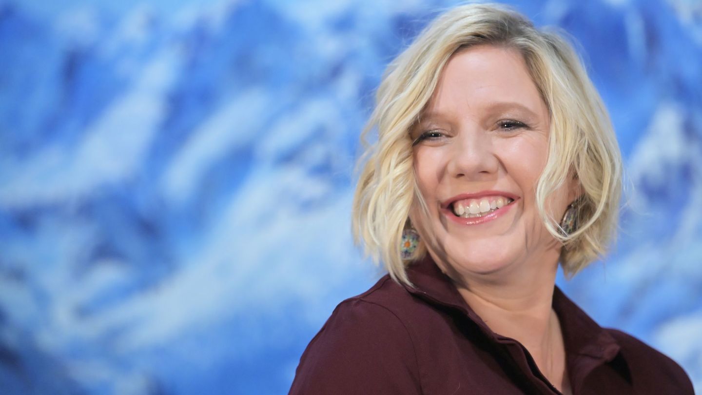 Sängerin Claudia Koreck sammelt das ganze Jahr lang die Geschenke für Weihnachten in einer Schublade. Foto: Malin Wunderlich/dpa