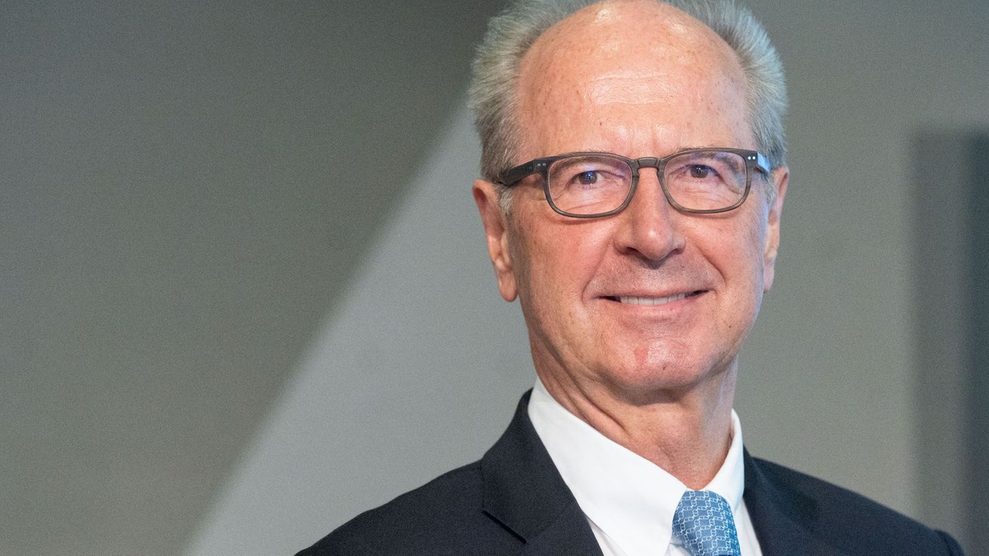 Hans Dieter Pötsch ist zum Ehrenbürger Wolfsburgs ernannt worden. (Archivbild) Foto: Marijan Murat/dpa