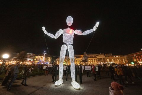 Die Leuchtpuppe der Künstlergruppe "Dundu" ist etwa acht Meter hoch. Foto: Marijan Murat/dpa