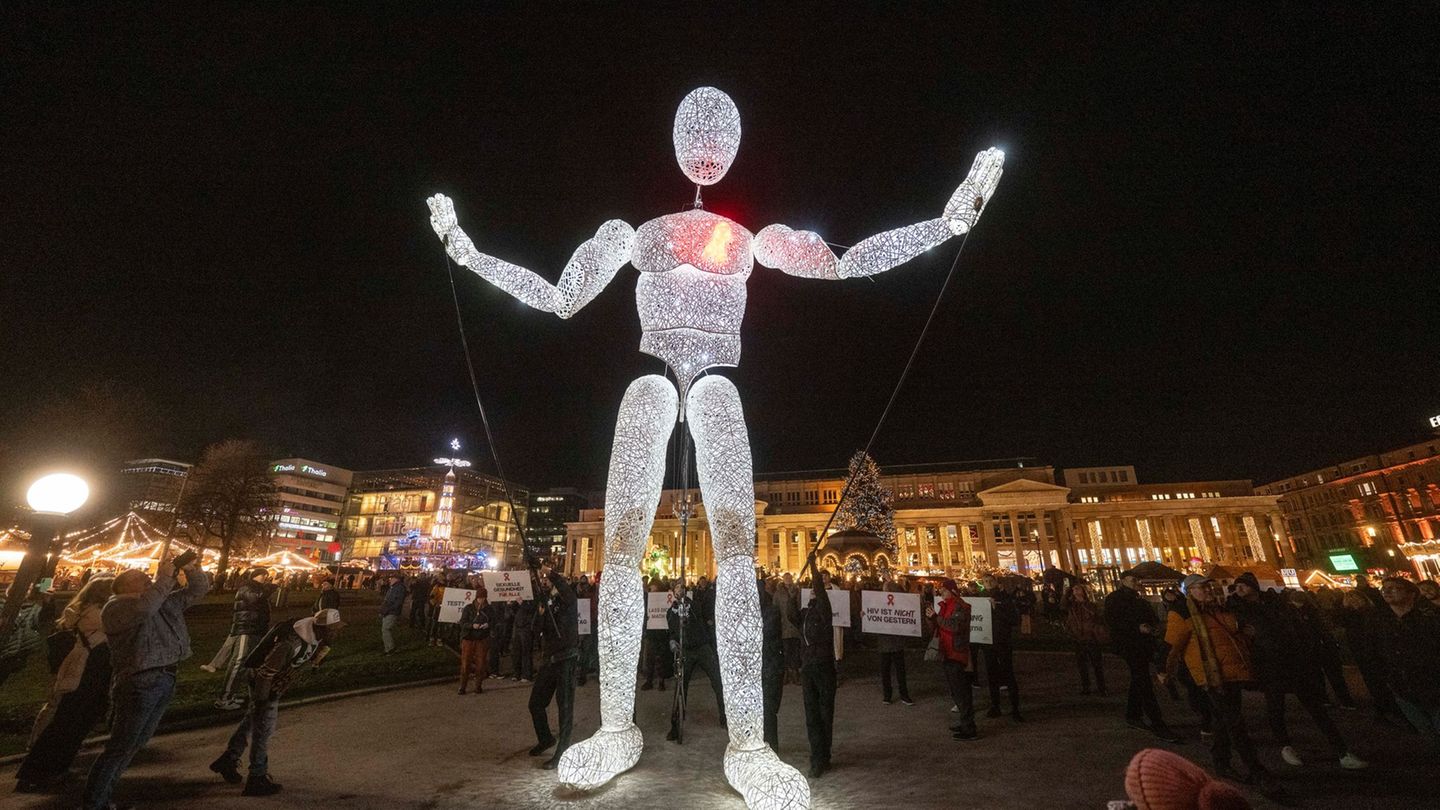 Die Leuchtpuppe der Künstlergruppe "Dundu" ist etwa acht Meter hoch. Foto: Marijan Murat/dpa