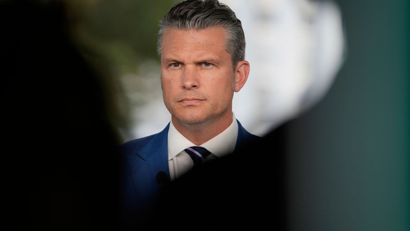 Hegseth spricht von "fabrizierten" Medienberichten. (Archivbild) Foto: Mark Schiefelbein/AP/dpa