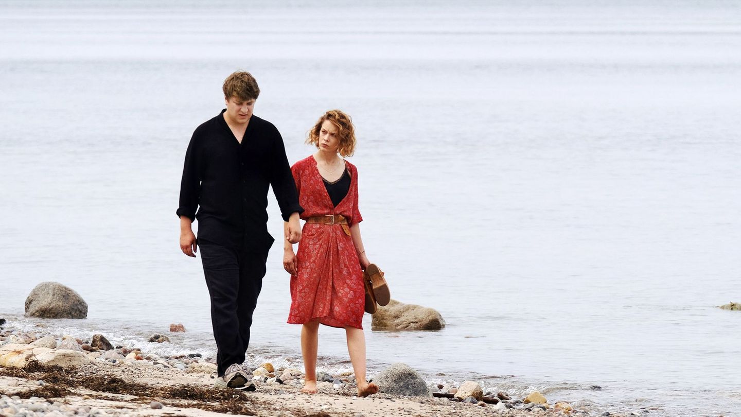 Begegnungen an der Ostsee: Leon (Thomas Schubert) und Nadja (Paula Beer) haben mehr gemeinsam, als der junge Autor zunächst denkt. Auch sie ist Schriftstellerin ...