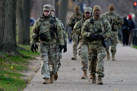 Mitglieder der Nationalgarde patrouillieren entlang der National Mall in Washington D.C.