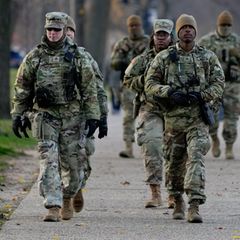 Mitglieder der Nationalgarde patrouillieren entlang der National Mall in Washington D.C.