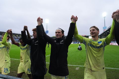 Die Berliner um ihren Kapitän Reese (2.v.r.) wollen auch im Pokal feiern. Foto: Marcus Brandt/dpa
