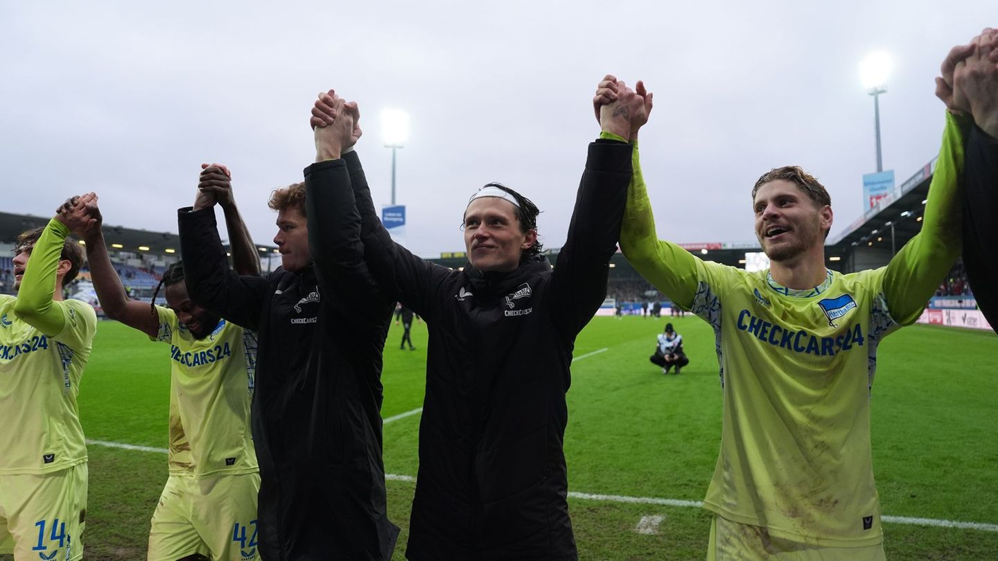 Die Berliner um ihren Kapitän Reese (2.v.r.) wollen auch im Pokal feiern. Foto: Marcus Brandt/dpa