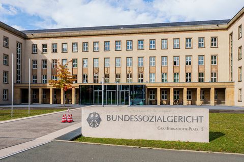 Das Bundessozialgericht prüft, ob das Arbeitslosengeld II im Jahr 2022 ein menschenwürdiges Existenzminimum sicherte. (Archivbil