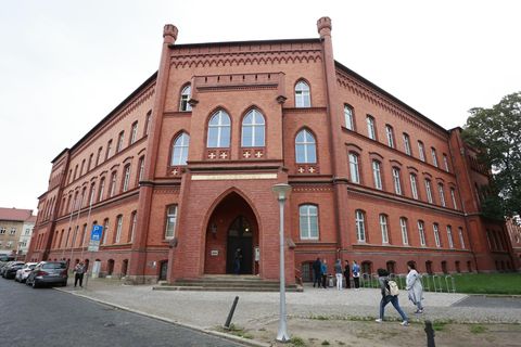 Am Landgericht Stendal beginnt der Prozess gegen einen Häftling, der seine Ehefrau während eines Besuchs in der sogenannten Lieb