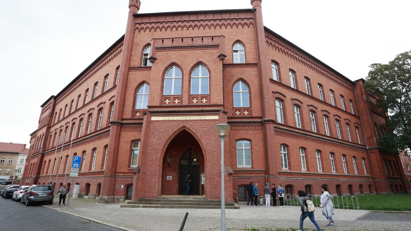 Am Landgericht Stendal beginnt der Prozess gegen einen Häftling, der seine Ehefrau während eines Besuchs in der sogenannten Lieb