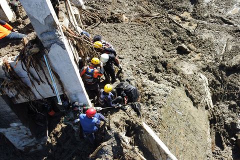 Die Zahl der Toten auf Sumatra steigt weiter, und viele Menschen werden noch vermisst. Foto: Ali Nayaka/AP/dpa