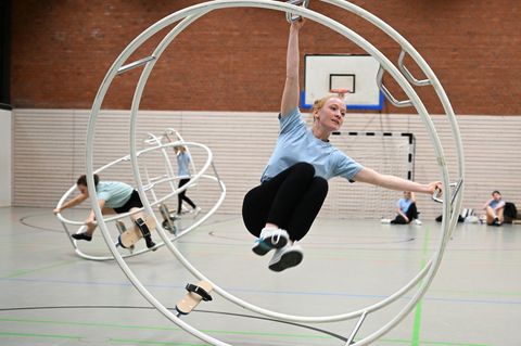 Rhönradturnerinnen wie Klara Kiefer schätzen die Eleganz und Vielfältigkeit ihres Sportgeräts. Foto: Arne Dedert/dpa