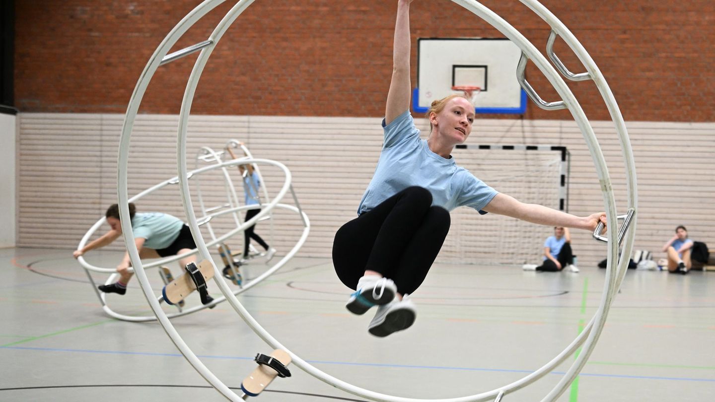 Rhönradturnerinnen wie Klara Kiefer schätzen die Eleganz und Vielfältigkeit ihres Sportgeräts. Foto: Arne Dedert/dpa