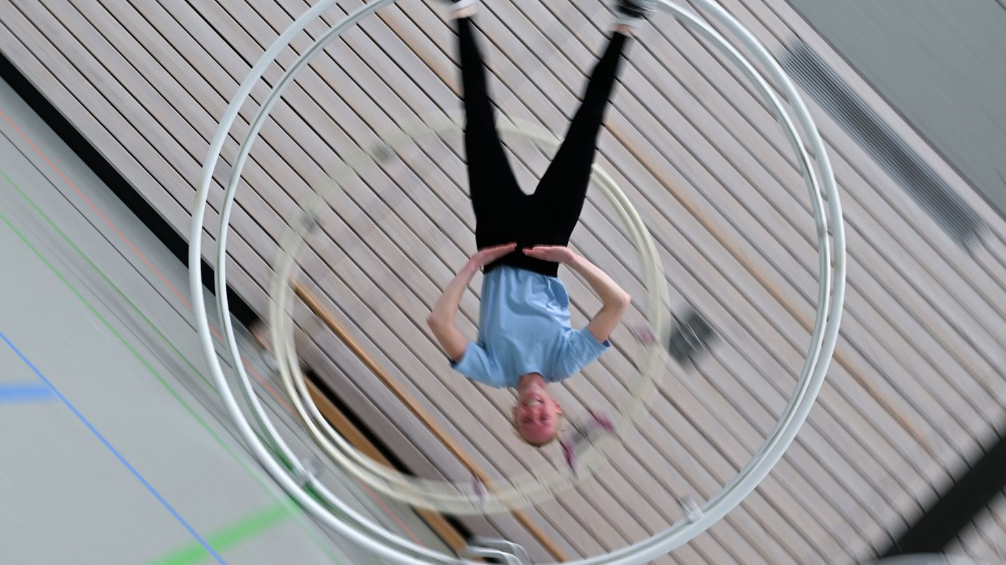 Im Rhönradturnen gibt es drei Disziplinen. Foto: Arne Dedert/dpa