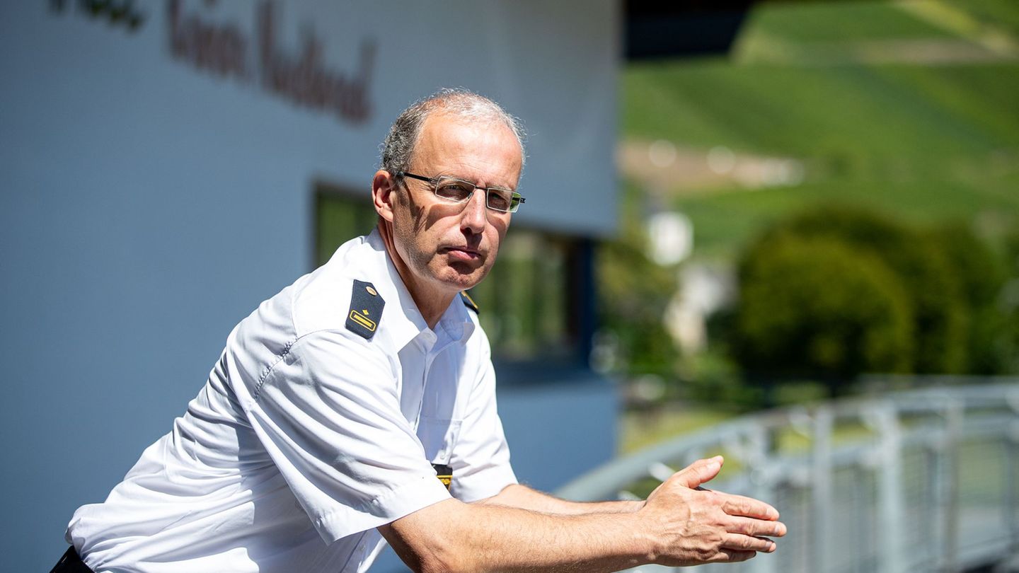 Es gebe Einsätze, die ihn als Retter länger beschäftigten, sagt Jörg Teusch. (Archivbild) Foto: Laszlo Pinter/dpa