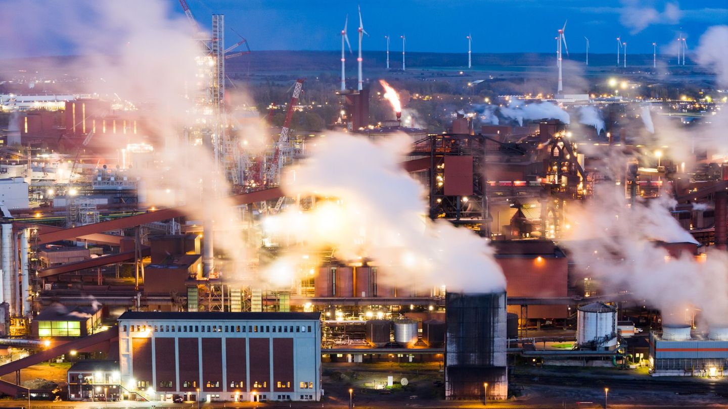 Auch die Stahlindustrie leidet. Foto: Julian Stratenschulte/dpa