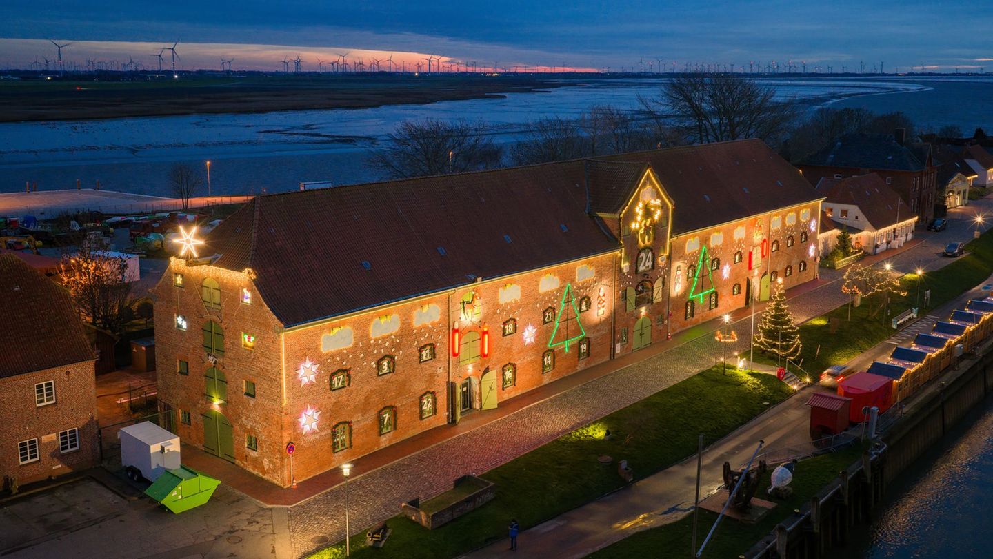 Das 1783 erbaute Backsteingebäude in Tönning gilt in der Vorweihnachtszeit als der längste Adventskalender der Welt. Foto: Bodo