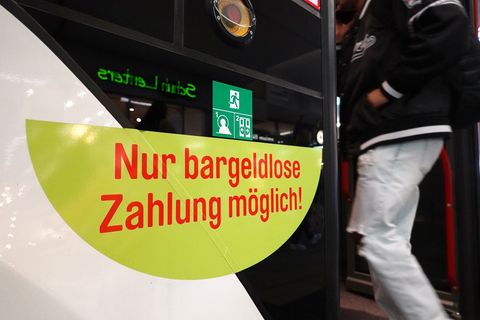 Seit November können Tickets in den Bussen der Landeshauptstadt nur noch bargeldlos erworben werden. Foto: Martin Schutt/dpa