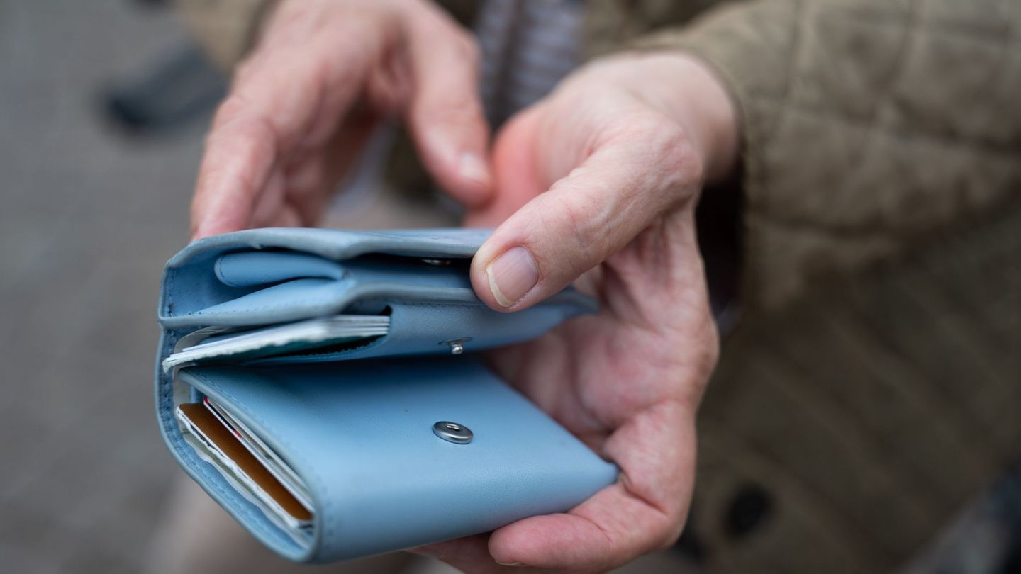 Für die einzelnen Rentnerinnen und Rentner kann es um Hunderte Euro mehr oder weniger gehen. (Symbolbild) Foto: Alicia Windzio/d