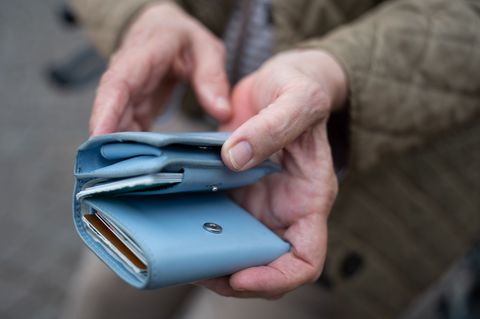 Für die einzelnen Rentnerinnen und Rentner kann es um Hunderte Euro mehr oder weniger gehen. (Symbolbild) Foto: Alicia Windzio/d