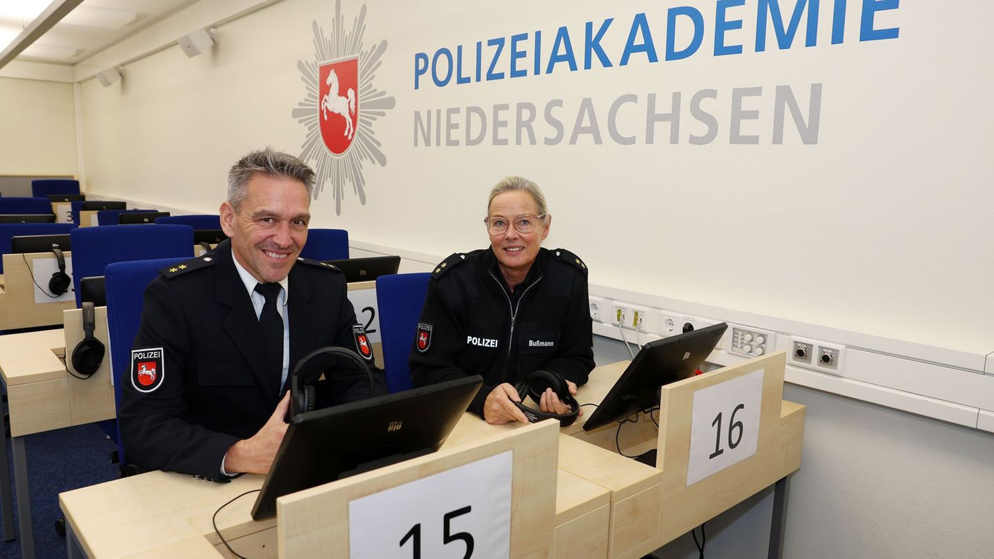 Sie arbeiten mit an der Zukunft der Polizei: Matthias Schwarze und Anja Bußmann von der Polizeiakademie im Computertest-Raum. Fo