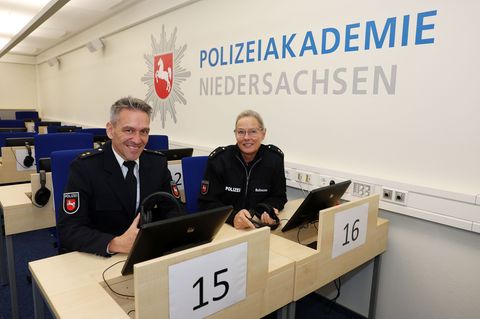 Sie arbeiten mit an der Zukunft der Polizei: Matthias Schwarze und Anja Bußmann von der Polizeiakademie im Computertest-Raum. Fo