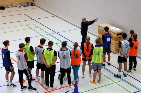 Die Übung an der Waffenattrappe soll sicherstellen, dass jede und jeder mit dem Finger an den Abzug heranreicht. Foto: Stefan Ra