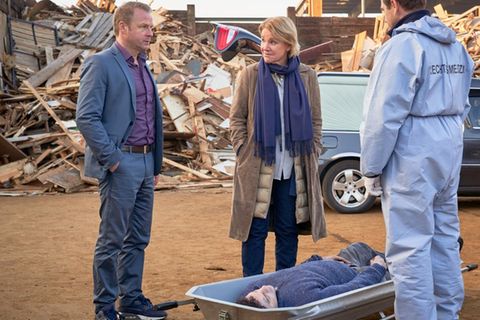 "Marie Brand und der entsorgte Mann": Marie Brand (Mariele Millowitsch) und Jürgen Simmel (Hinnerk Schönemann) ermitteln auf d