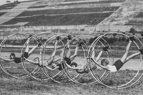 Aus fitten Rhönradturnerinnen und -turnern formte Rhönrad-Erfinder Otto Feick eine "Mustergruppe", mit der er in Deutschland und