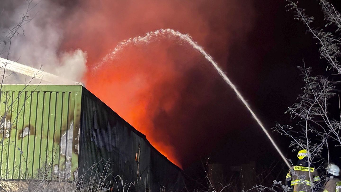 Es brennt lichterloh in der Lagerhalle. Foto: Justin Brosch/dpa