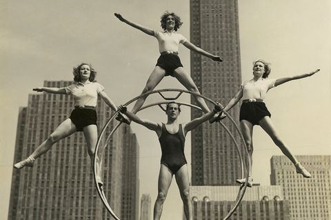 Mit internationalen Auftritten machten Otto und Fritz Feick (M) Werbung für das Rhönrad. Foto: ---/Anita Zirkelbach,Gemeinde Sch