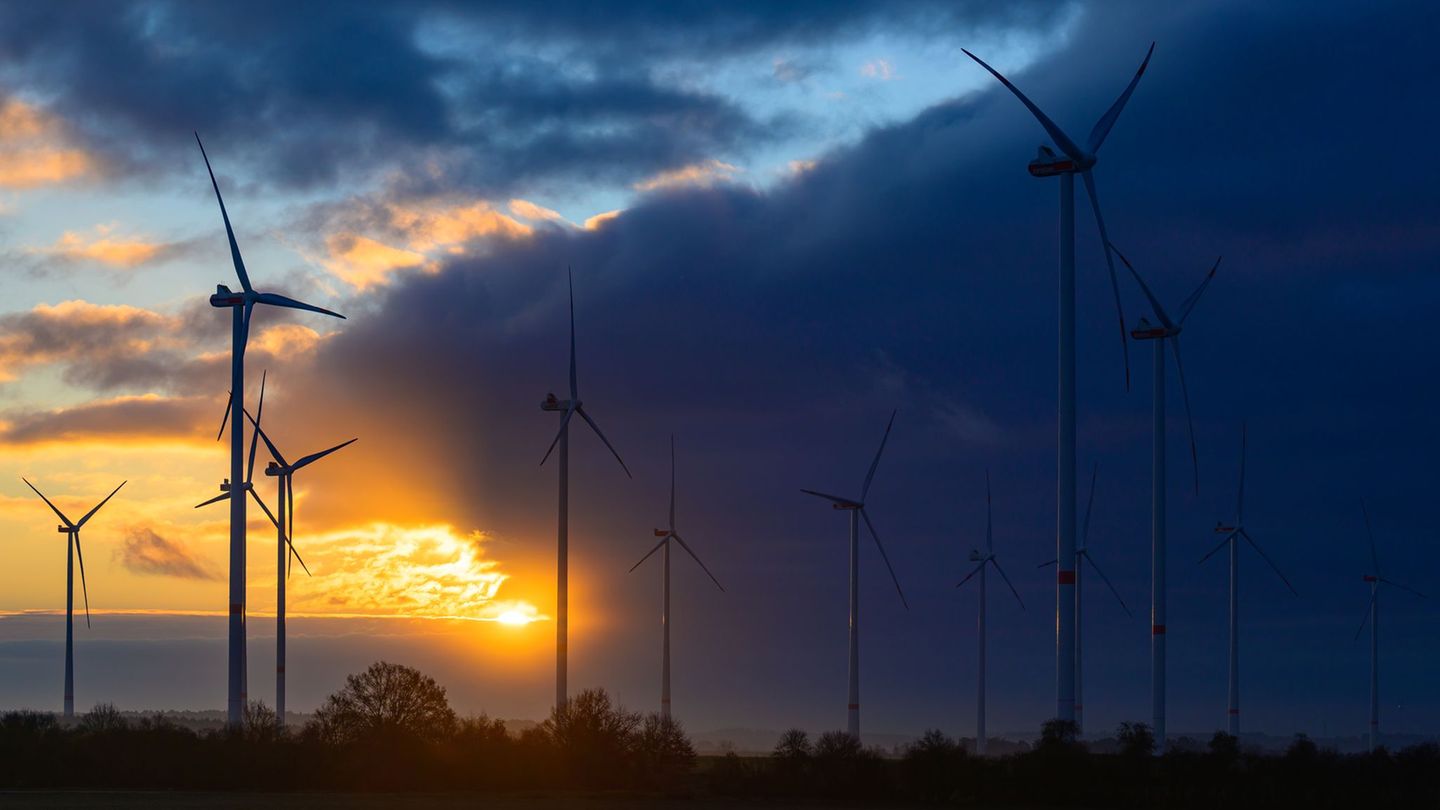 Der Deutsche Wetterdienst warnt vor glatten Straßen und aufziehendem Schnee. (Symbolbild) Foto: Patrick Pleul/dpa
