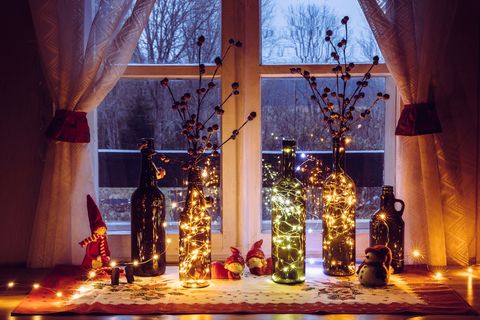 Die Weihnachtszeit ist DAS Fest für Deko-Fans! Doch warum muss der Schmuck denn immer gekauft sein? Legen Sie doch lieber selbst Hand an – das macht sicherlich auch dem Nachwuchs Spaß. Wir zeigen Ihnen tolle Dekoideen zum Selbermachen ...