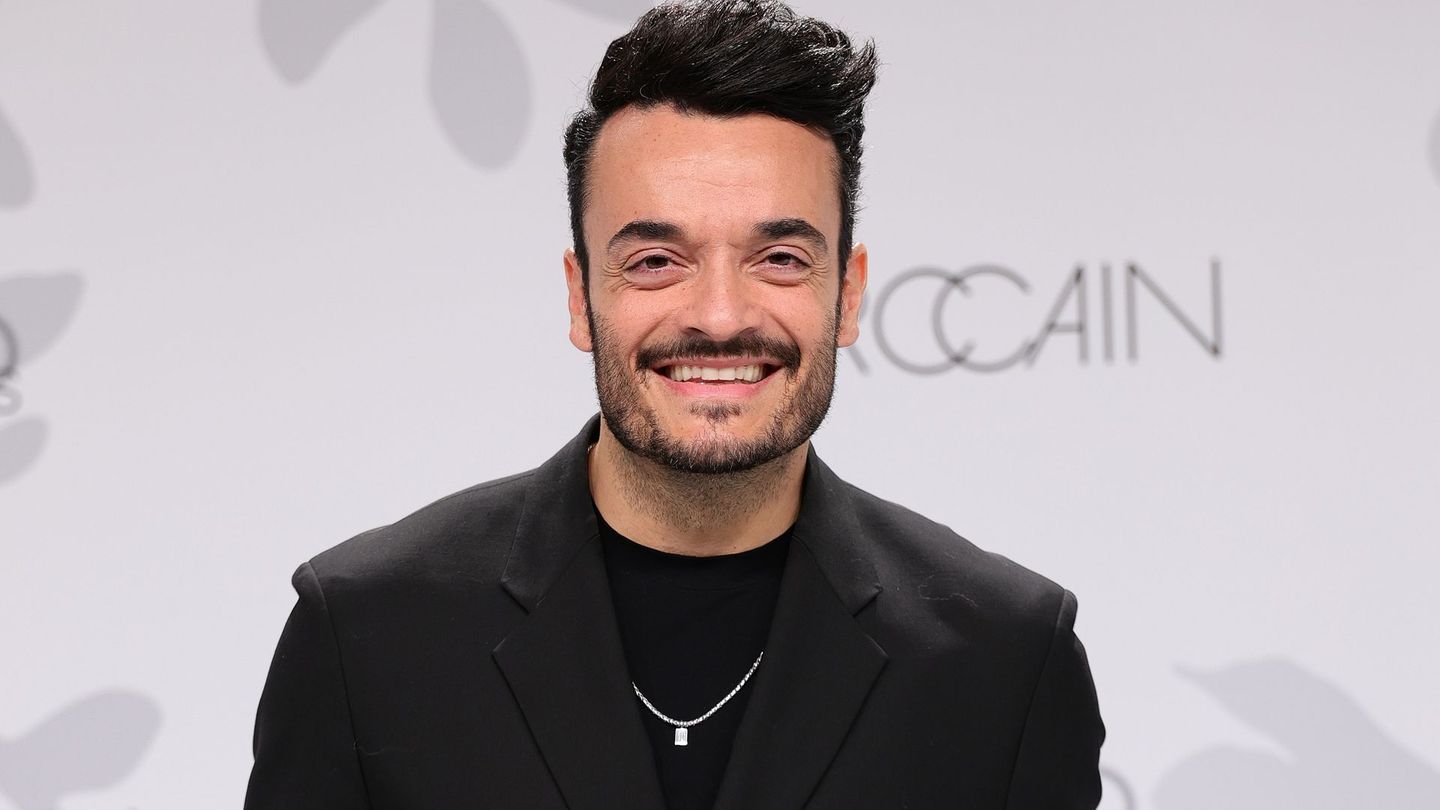 Erstmals präsentiert Giovanni Zarrella in diesem Jahr die traditionelle Schlager-Weihnachtshow im Zweiten, bei der auch Spenden für den guten Zweck gesammelt werden.