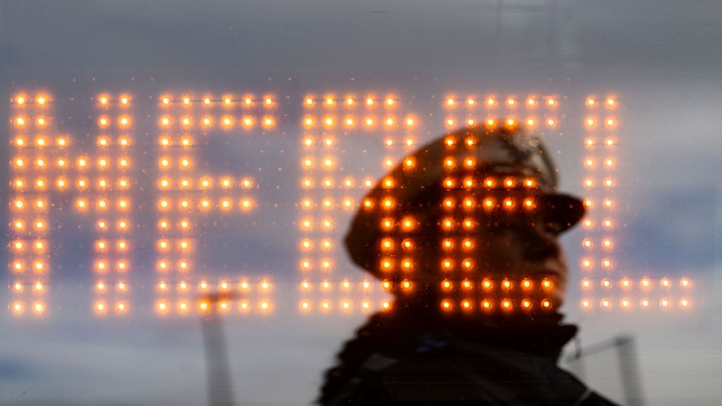 Auf Nebel und Glätte müssen sich die Hessen in den kommenden Tagen und Nächten einstellen. (Symbolfoto) Foto: Marijan Murat/dpa